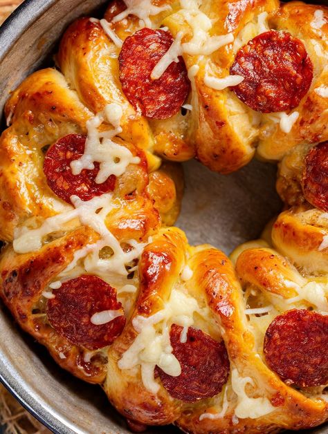 Pepperoni Roll Appetizers, Potluck Supper Ideas, Easy Biscuit Pizza Recipe, Pizza Dough Ideas, Fedtforbrændende Mad, Pizza Hacks, Cooktop Cove, Pizza Monkey Bread, Pizza Buns