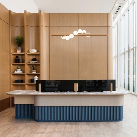 Experience Centre Interior, Two Tier Reception Desk, 2 Person Reception Desk, Counter Reception Design, Reception Design Office, Reception Area Lighting, Retail Desk, Reception Desk Lighting, Office Reception Area Design