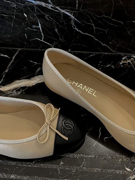 Chanel Street Style, Beige Ballet Flats, Chic Ballet Flats, Chanel Ballerina, Leather Ballet Shoes, Chanel Flats, Ballroom Shoes, Ballerina Shoes Flats, Shopping Chanel