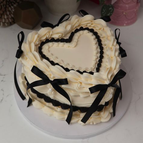 🤍🖤 - Cake Details - Size: Standard 7” (two layers) Add-ons: Long black bows (not edible) #emmacakesseattle #emmacakes #seattle #seattlecakes #heartcake #vintagecakes Cool Cake Decorating, Girly Birthday Cakes, 15th Birthday Cakes, 17 Birthday Cake, Bow Cake, White Birthday Cakes, Anime Cake, Bday Photoshoot, Girly Birthday