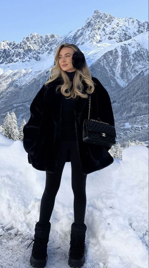 Winter Aesthetic Earmuffs, Zermatt Outfit Winter, Aspen Fashion Winter Chic, Vail Winter Outfits, Aspen Ski Outfits, Zermatt Outfit, Ohrenwärmer Outfit, Russian Womens Fashion, Aspen Winter Outfits