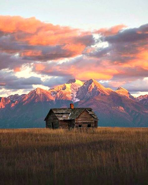 House In The Mountains, Big Sky Country, Abandoned House, Open Sky, The Rocky Mountains, Mountain Life, Mountain Homes, Enjoy Nature, Big Sky