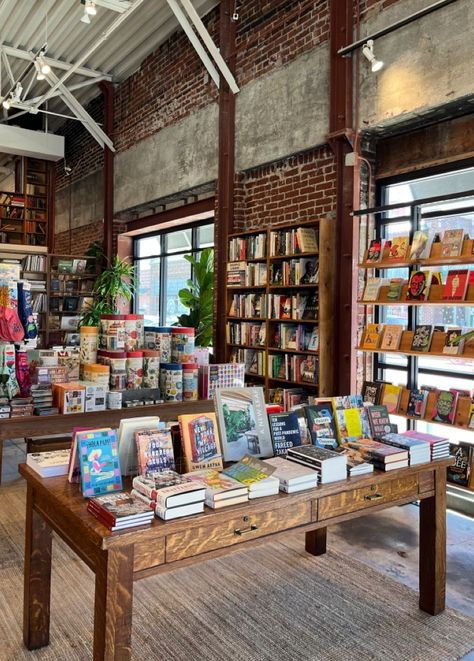 Bookstore Storefront Design, Book Store Layout, Bookstore And Flower Shop, Small Business Bookstore, Small Book Store Aesthetic, Cozy Book Store Aesthetic, Book And Plant Store, Bookshop Interior Design, Small Book Store Ideas