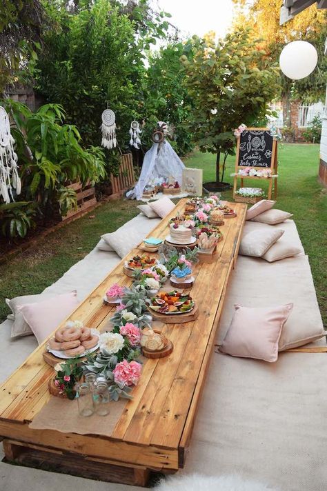 Low-seated Boho Party Table from a Boho Baby Shower on Kara's Party Ideas | KarasPartyIdeas.com (33) Snacks Til Fest, Boho Seating, Baby Shower Boho, Babyshower Party, Idee Babyshower, Boho Picnic, Outdoor Dinner, Boho Party, Table Set Up