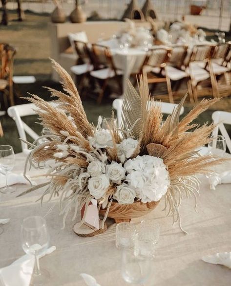 Dried Flower Centrepiece Wedding, Pampas Flower Arrangement, Round Table Decor Wedding, Beach Wedding Reception Tables, Engagement Party Centerpieces, Wedding Reception Tables Centerpieces, Boho Centerpiece, Beach Centerpieces, Round Wedding Tables