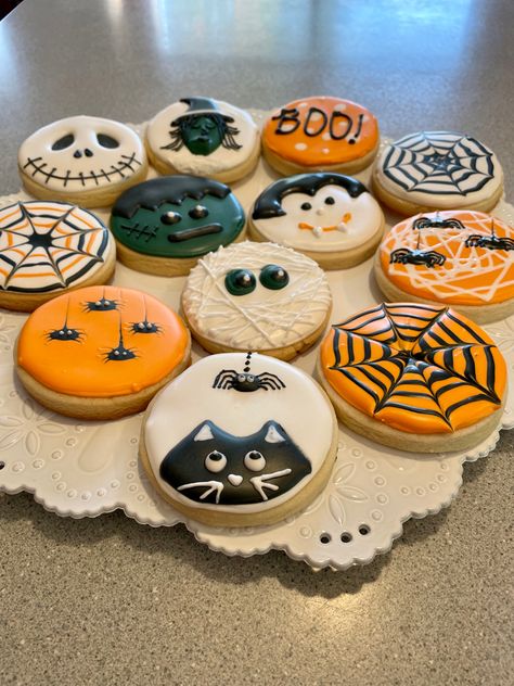 Kids Halloween Cookies Decorated, Halloween Cookie Cutouts, Circle Halloween Cookies Royal Icing, Halloween Flood Icing Cookies, Halloween Cookies Simple, Circle Halloween Cookies Decorated, Cute Halloween Decorated Cookies, Cookie Halloween Decorating, Bat Royal Icing Cookies