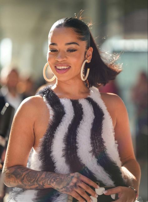 ella mai 🖤 Ella Mai Hair, Ella Mai Hairstyles, Ella Mai Tattoo, Ella Mai Wallpaper Iphone, Ella Mai Aesthetic, Twitter Famous, Ella Mai, Hair Ponytail Styles, Favorite Artist