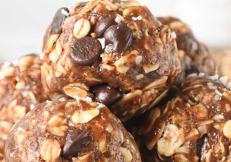 Quick Almond Energy Balls – Blended Bites Almond Joy Energy Bites, Almond Energy Balls, Energy Bite, Energy Ball Recipe, Almond Joy, No Bake Snacks, Treat Recipes, Protein Ball, Energy Balls