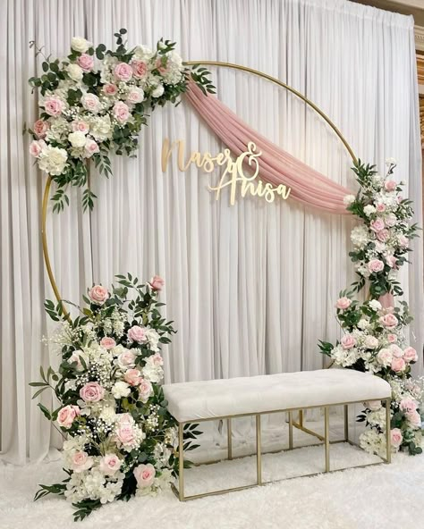 Engagement Backdrop Ideas Simple, Engagement Party Ideas Indian, Circle Backdrop With Flowers, Dekor Engagement Simple, Engagement Decorations Backdrop, Simple Backdrop Wedding, Engagement Ideas Decoration, Simple Engagement Decorations, Decoration Ideas Engagement