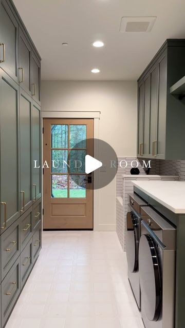 ᴏᴀᴋ ʜᴇᴀʀᴛʜ ʜᴏᴍᴇs on Instagram: "The laundry/mud room you need 🐶🙌🏼

Take a look at this amazing design and finish of our laundry and mud room from our new build project in Snoqualmie, Washington! A staple room for all families is the mud room, and for good reason. Having storage like this is essential for our young families who always have something going on. This room have 5 floor to ceiling cabinets with tons of storage, one for each kid, one for each member of your family, or however you see fit 🙌🏼 

But easily the best part of this room is the custom dog shower! With its own entrance from the garage or off the front of the house, you have easy access to a personal dog shower for our furry friends who like to play in the mud.. or to keep them out of your nice showers 😂 

Everyone n Chalet Laundry Room, Laundry Room Plus Mud Room, Laundry Room With Stand Up Freezer, Mud Room With Shower Ideas, Statement Laundry Room, Utility Entrance Room, Laundry Room Plus Pantry, Dog And Laundry Room, Mudroom Ideas With Dog Wash