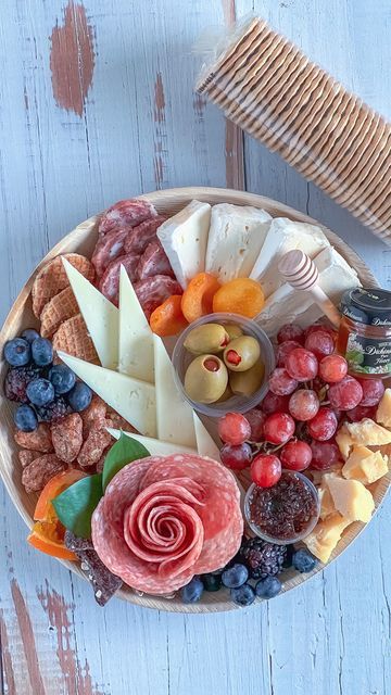 Charcuterie Small Board, Essen, Grazing Platter Small, Cheese Platter Small, Small Chacuretie Board, Charcuterie Board Simple Small, Small Charcuterie Boards Ideas, Cachutery Board Ideas Small, Simple Grazing Board