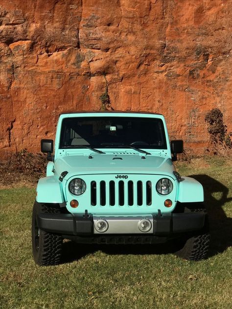 ♡ pinterest: tiianaf ♡ Blue Jeep Wrangler Aesthetic, Girl Jeep Wrangler, Cars For Teenagers, Auto Jeep, Jeep Gear, Car For Teens, Jeep Photos, Blue Jeep, Audi R8 V10