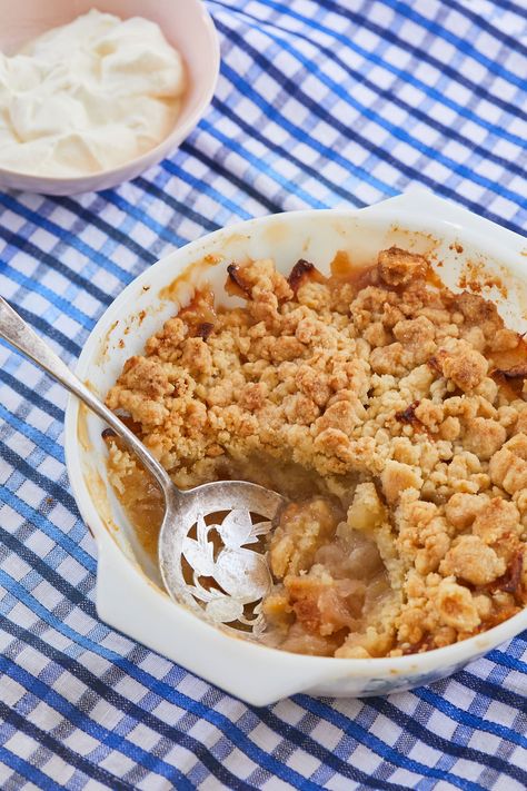 Make this favorite Irish comfort dish - apple crumble - straight from my Mum's kitchen! #applecrumble #irishapplecrumble #applecrumblerecipe #irishrecipe Best Apple Crumble Recipe, Easy Apple Crumble, Pear Crumble, Easy Apple Crisp Recipe, Apple Crumble Recipe, Bigger Bolder Baking, Apple Crisp Easy, Easy Oatmeal, Pie Crumble