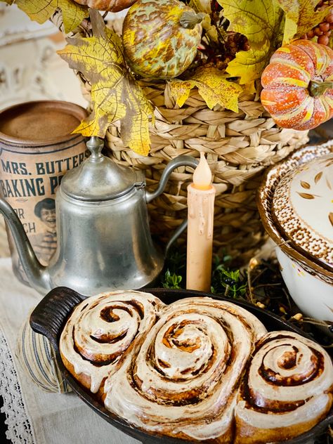 Faux Cinnamon Rolls Diy, Faux Baked Goods Diy, Country Primitive Decorating, Bake Cinnamon Rolls, Faux Pies, Diy Primitive Decor, Primitive Fall Crafts, Drywall Tape, Prim Crafts