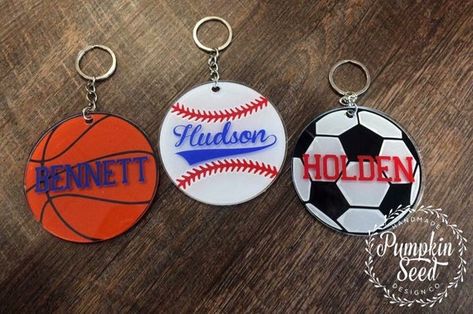 Cricut Keychains, Diy Resin Keychain, Diy Keychains, Crafts Homemade, Felt Keychain, Epoxy Crafts, Seed Design, Keychain Ideas, Decal Ideas