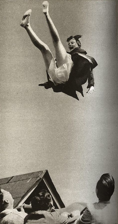 Of course, we can't fly, but somehow, someone can still fly in their own ways... Funny Vintage Photos, Photo Vintage, Vintage Humor, Pics Art, Vintage Pictures, Vintage Photographs, Vintage Photography, Old Pictures, White Photography