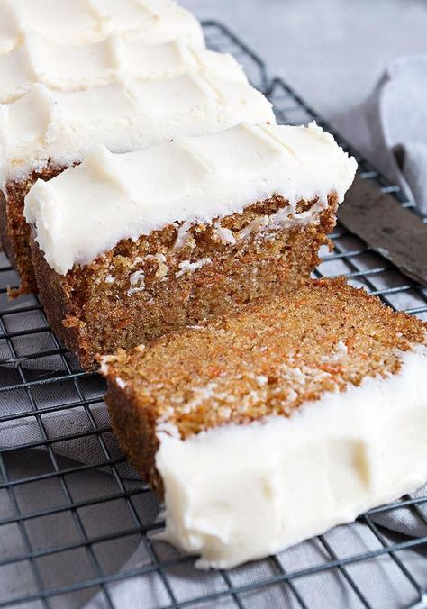 Carrot Loaf, Carrot Cake Loaf, Mousse Au Chocolat Torte, Carrot Cake With Cream Cheese, Cake Loaf, Carrot Cakes, Moist Carrot Cakes, Cake Frosting Recipe, Cake With Cream Cheese Frosting