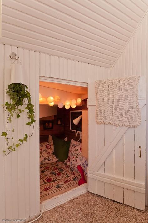 Kids Hideout, Cool Secret Rooms, Secret Rooms In Houses, Room Under Stairs, Teens Bedroom, Hangout Room, Secret Room, Tiny Bedrooms, Hidden Rooms