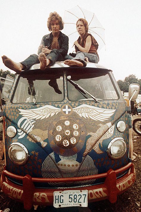 31 Pictures That Show Just How Crazy Woodstock Really Was. Too bad ppl can't get along like that now. Our parents' generation may have been the hippie generation but they got at least one thing right..... Old Vw Bus, Vw Minibus, 1969 Woodstock, Woodstock Photos, Mundo Hippie, Woodstock Music, Woodstock 1969, Hippie Bus, Woodstock Festival