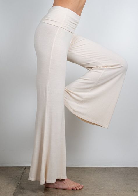 Elle is 5'9" (S Reg) Holistic Style Clothes, Hot Yoga Outfit Aesthetic, Flowy Yoga Pants Outfit, 2000s Yoga Pants Outfit, Comfy Elegant Outfit, Statement Pants Outfit, Yoga Outfit Aesthetic, Cotton Pants Outfit, Yogo Pants