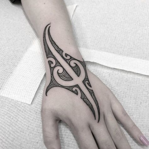 Māori Hand Tattoo, Ta Moko Women Arm, Tamoko Maori Design Arm, Simple Polynesian Tattoo Designs, Ta Moko Women Hand, Maori Hand Tattoos For Women, Hand Tamoko, Maori Tamoko Designs, Maori Tattoo Designs Women Small