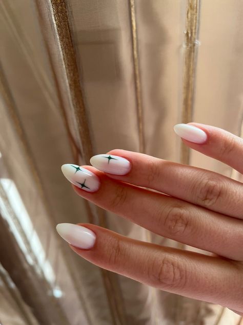 Gel X Nails White Design, Nails Inspiration Green And White, Nails With A Star Design, Minimalist Nails Stars, White Stars On Nails, Good Nails Designs, Yogi Nails, Nail Star Ideas, White With Stars Nails