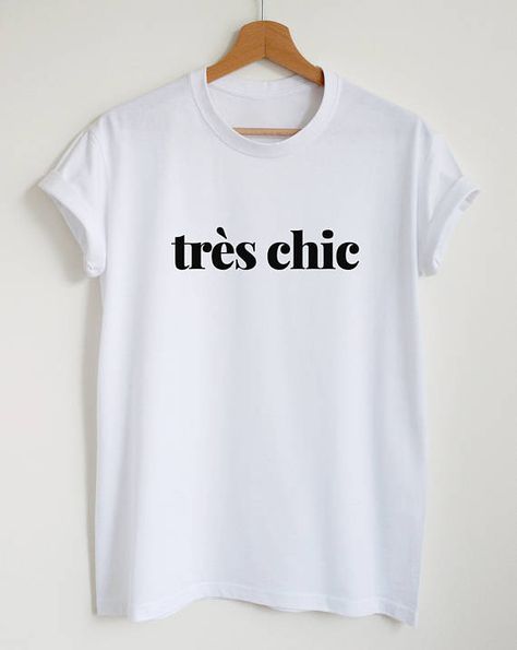 Tres Chic T-shirt French Tshirt Design, T Shirt Slogan Ideas, French Tshirts, Quotes Tshirt, French Quote, Slogan Tees, Slogan Shirts, Style T Shirts, Slogan Tee