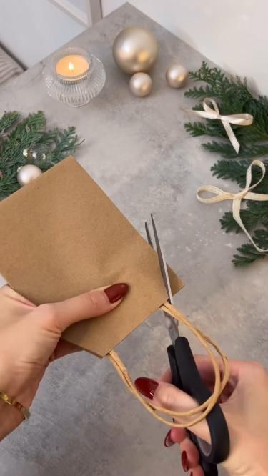 Little Holiday Gifts, Christmas Bag Wrapping Ideas, Decorating Brown Paper Bags For Christmas, Brown Bag Christmas Wrapping, Brown Craft Paper Christmas Wrapping, How To Gift Wrap Chocolates, Brown Christmas Decorations Ideas, Wrapped Presents Decorations, Brown Paper Bag Christmas Gift Bags