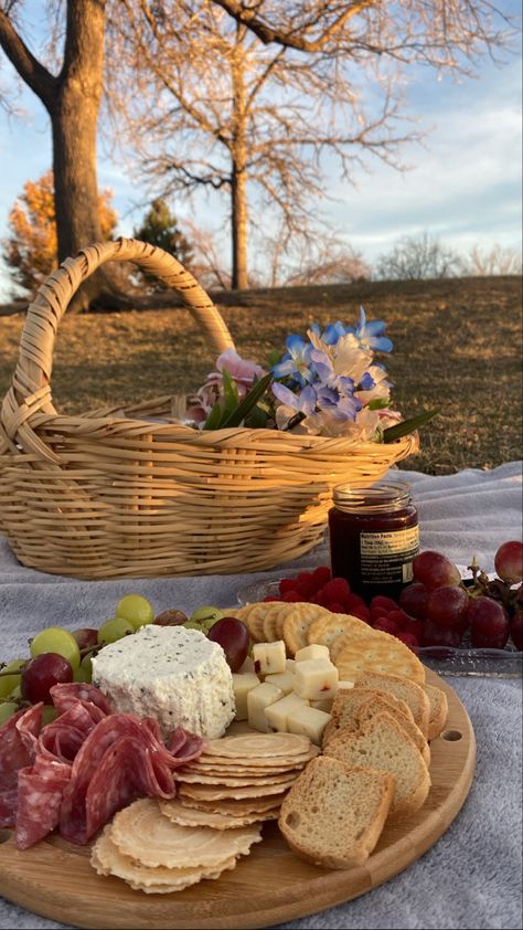 #picnic #picnicinthepark Small Picnic Aesthetic, End Of Summer Picnic, Bridgerton Picnic Aesthetic, Picnic Food Photography, Elizabeth Arden Green Tea Perfume, Bridgerton Picnic, Elegant Picnic, Simple Picnic, Picnic Decor