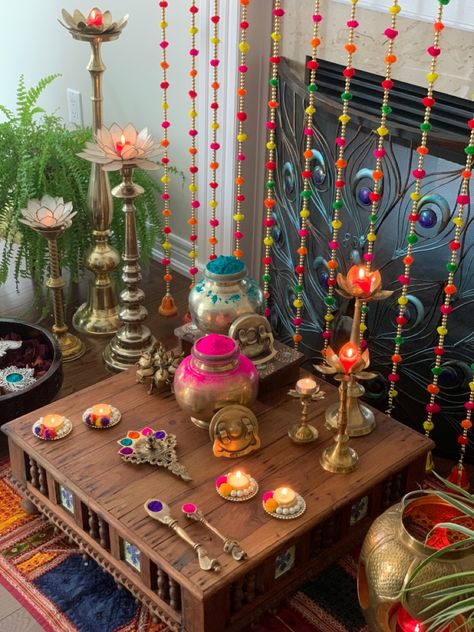 Krishna Holi Decoration At Home, Holi Party Ideas At Home, Holi Decoration Ideas India At Home, Holi Home Decor, Diwali Home Decor Ideas Living Room, Holi Asthetic Photos, Holi Decorations Ideas At Home, Indian Tablescape, Holi Decorations Ideas