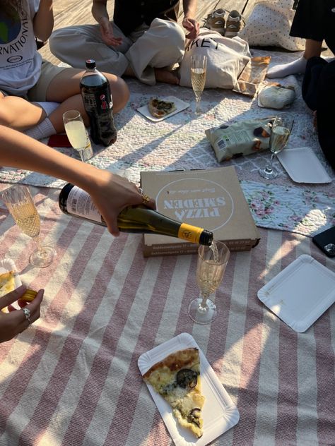 #pizza #takeaway #togo #takeawaypizza #pizzabianco #wine #picnic #sunlight #summer #scandinaviansummer #danishsummer Beach Pizza Picnic, Pizza Date On The Beach, Picnic Wine Aesthetic, Pizza Picnic Beach, Beach Pizza, Pizza Takeaway, Pizza Picnic, Fall Pizza, Sunset Beach Picnic Friends