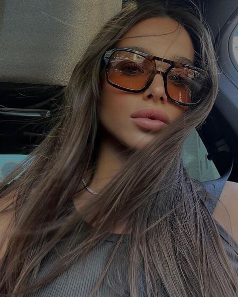 Unique Sunglasses, Chic Sunglasses, Photographie Portrait Inspiration, Stylish Glasses, Trendy Sunglasses, Poses References, Sport Chic, Cool Sunglasses, Instagram Photo Inspiration