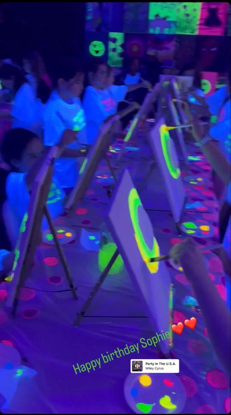 Lumo Party Ideas, Black Light Decor Ideas, Neon Glow Party Games, Neon Party Ideas Games, Glow In The Dark Birthday Party Games, Neon Light Table Centerpiece, Glow In The Dark Hotel Party Ideas, Neon Glow Party Food, Neon Birthday Party Games