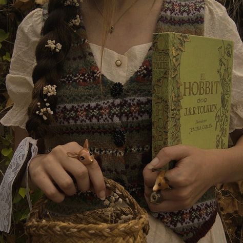 Faerie Core Aesthetic, Nemophilist Aesthetic, Hobbit Core Aesthetic, Goblincore Books, Goblincore Aesthetic Art, Soft Goblincore, Elfcore Aesthetic, Goblincore Summer, Goblin Core Aesthetic Outfits