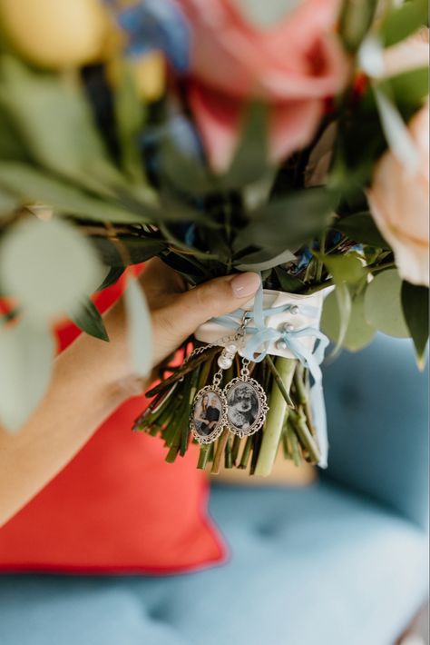 Memory Bouquet Wedding, Memory Charms For Bridal Bouquet, Wedding Bouquet Charms Memories, Memorial Wedding Bouquet, Bridal Bouquet Charms, Wedding Bouquet Charms, Diy Bridal Bouquet, Black And White Wedding Theme, White Wedding Theme