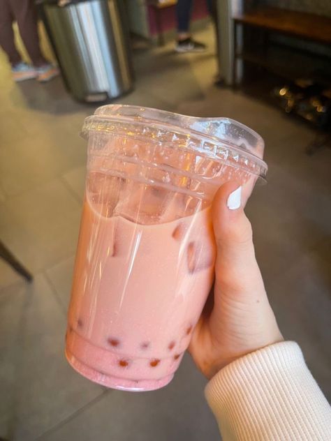 Popping Boba Tea Aesthetic, Pink Boba Tea Aesthetic, Strawberry Milk Bubble Tea, Boba Aesthetic Pink, Bubble Tea Popping Boba, Strawberry Boba Aesthetic, Pink Boba Aesthetic, Popping Boba Drinks, Peach Boba Tea