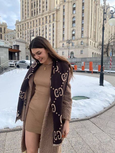 Lv Scarf Outfit, Winter Dress Outfit Ideas, Winter Dress Outfit, Jacket Winter Outfit, Outfit Ideas 2022, Resort Wear Fashion, Scarf Outfit Winter, Lv Scarf, Neutral Fall Outfits