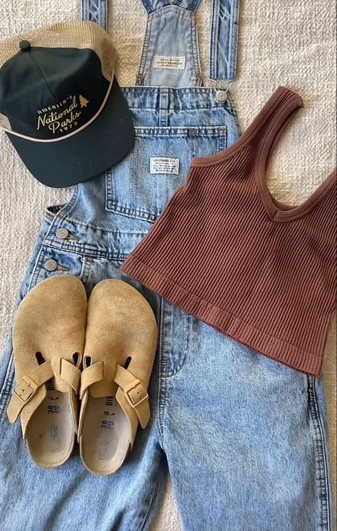 Western Hiking Outfits, Outfit Layed Out, Nature Tone Outfits, Light And Airy Outfits, Hiking Utah Outfit, Bluegrass Aesthetic Outfit, Beachy Vintage Aesthetic Outfits, Granola Western Aesthetic, Coastal Grunge Outfits