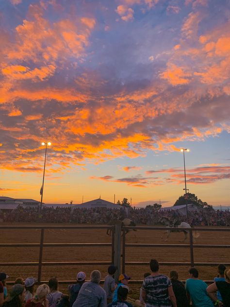 #rodeo #country #sunset #wisconsin #horse #horses #cowboy Western Sunset Pictures, Sunsets Country, Kylee Core, Western Backgrounds, Rodeo Pictures, Country Sunrise, Summer Rodeo, Western Clip Art, Cowboy Sunset