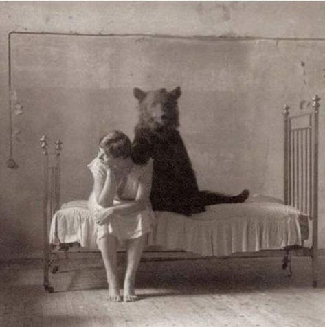 26 Weird Creepy Vintage Photos from the Scary Olden Days 1 Vintage Bizarre, Funny Photos Of People, Vintage Foto's, Weird Vintage, Creepy Vintage, Fotografi Vintage, Retro Photo, Foto Art, Photo Vintage