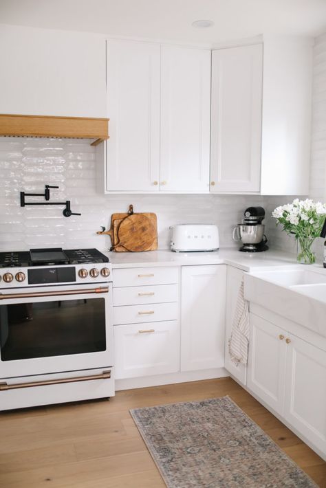 Small Kitchen Look Bigger, Character House, Small Kitchen Renovations, Small White Kitchens, Tiny Kitchen Design, Condo Kitchen, White Appliances, Large Dining Room, Dining Nook