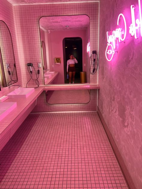 Pink Gym Room, Female Only Gym Design, Pink Gym Equipment, Pink Home Gym, Pink Gym Aesthetic, Body Fitness Motivation, Dance Studio Design, Gym Business, Dream Gym