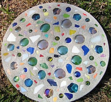 Homemade Stepping Stones, Make Stepping Stones, Diy Mosaic Garden, Memory Garden, Mosaic Stepping Stone, Stone Pavers, Concrete Stepping Stones, Stone Ideas, Stepping Stones Diy