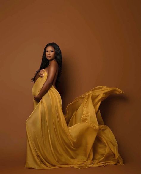 Year Manifestations, Glow Photoshoot, Black Women Maternity Shoot, Maternity Shoot Black Women, Maternity Shoot Outfit, Family Newborn Photography, Maternity Picture Outfits, Photography Underwater, Maternity Dresses Photography