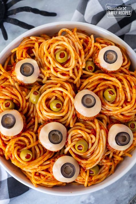 Creepy Halloween Dinner, Eyeball Desserts, Spooky Dinner Food, Horror Movie Food Ideas, Spaghetti And Eyeballs, Halloween Dishes Party Ideas, Scary Pasta, Vampire Food, Spooky Appetizers