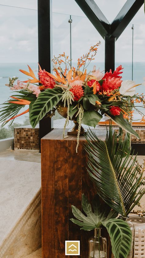 Tropical Flower Wedding Decor, Tropical Boho Floral Arrangements, Tropical Arrangements Centerpieces, Brazilian Wedding Decorations, Jungle Chic Wedding, Fall Tropical Wedding Flowers, Tropical Wedding Lighting, Tropical Boho Centerpiece, Tropical Wedding Theme Table Decor