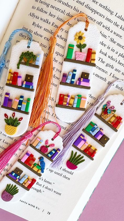 Perfect for gifting or keeping for yourself, these mini-bookshelf bookmarks are a one-of-a-kind piece of art! 🎨 Each has been carefully… | Instagram Polymer Clay Bookshelf, Clay Book Marks, Mini Gifts Ideas, Paper Craft Gifts, Polymer Clay Bookmark, Clay Bookmark, Cercei Din Lut Polimeric, Mini Bookshelf, Craft Market Display