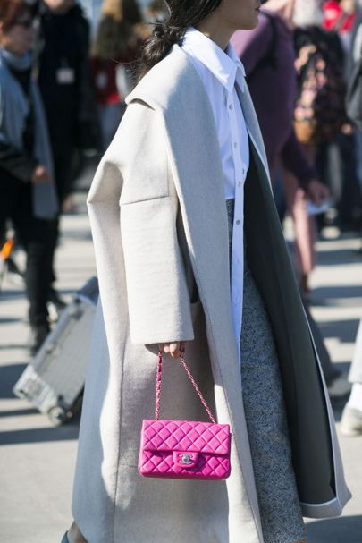 Street Style Cold Weather, Sportswear Street Style, Pink Bags Outfit, Vogue Edit, Chanel Bag Outfit, Vogue British, Street Style Bags, Quoi Porter, Handbag Outfit