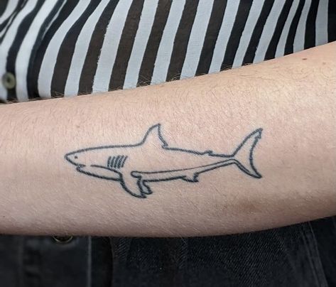 Jaws Tattoo, Great White Shark Tattoo, Dean Tattoo, Tattoo Whale, Small Shark Tattoo, Hai Tattoo, F Tattoo, Shark Drawing, Shark Tattoo