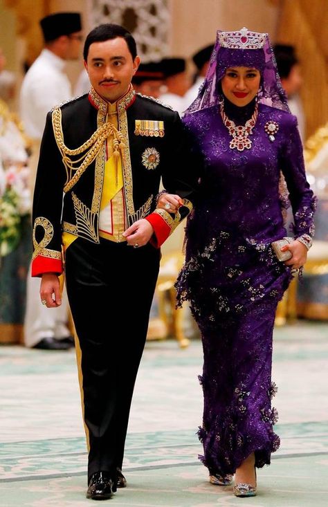 Brunei's newly wed royal couple, Prince Abdul Malik and Dayangku Raabi'atul 'Adawiyyah Pengiran Haji Bolkiah,  arrive at the royal wedding banquet at the Nurul Iman Palace in Bandar Seri Begawan www.diamonds.pro Diamond Heels, Indian Men Fashion, Royal Wedding Dress, Royal Brides, Fancy Wedding, Emerald Wedding, Beautiful Wedding Photos, Royal Jewels, Royal Weddings